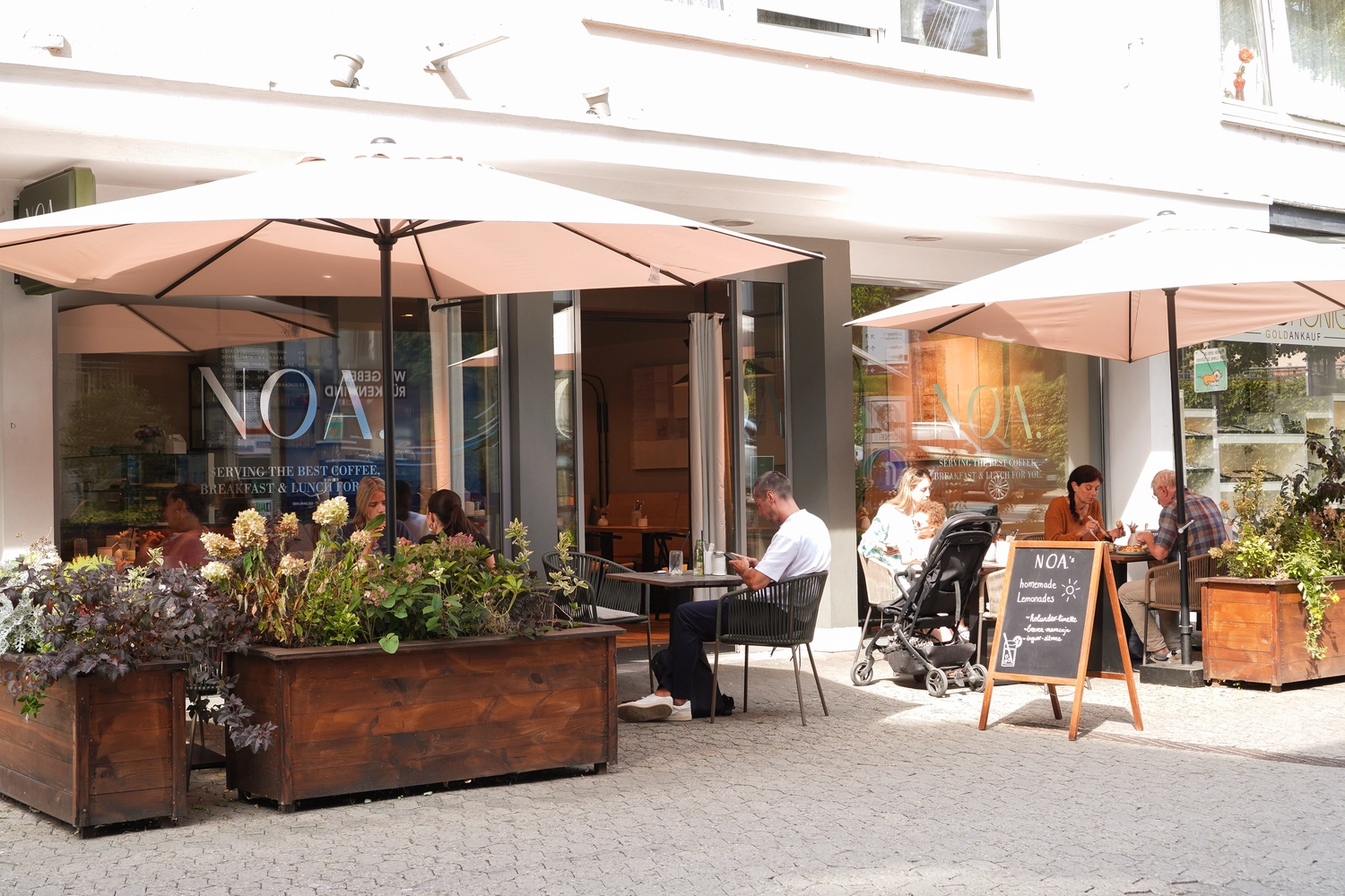 NOA - Café Brunch Konzept - Leute sitzen im Café