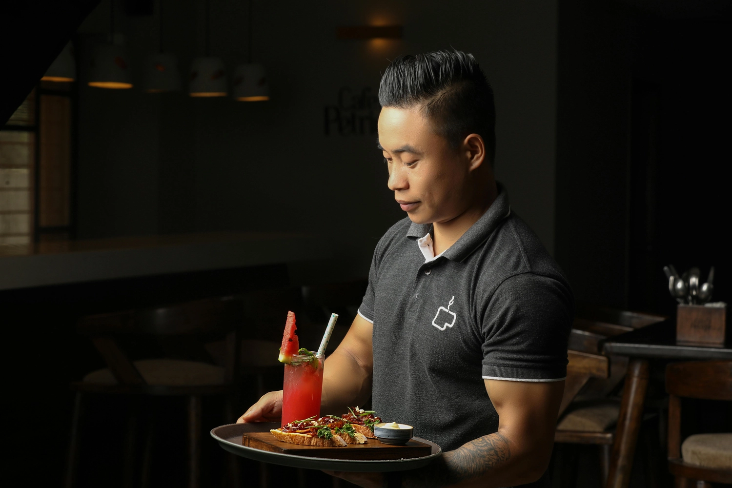 NOA - Café Brunch Konzept - Kellner serviert Essen